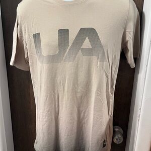 Under Armour UA Mens Short Sleeve Small Logo T Shirt Loose Fit Tan Black